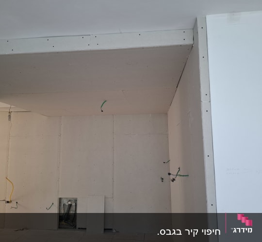 קירות גבס עם חוטי חשמל בולטים